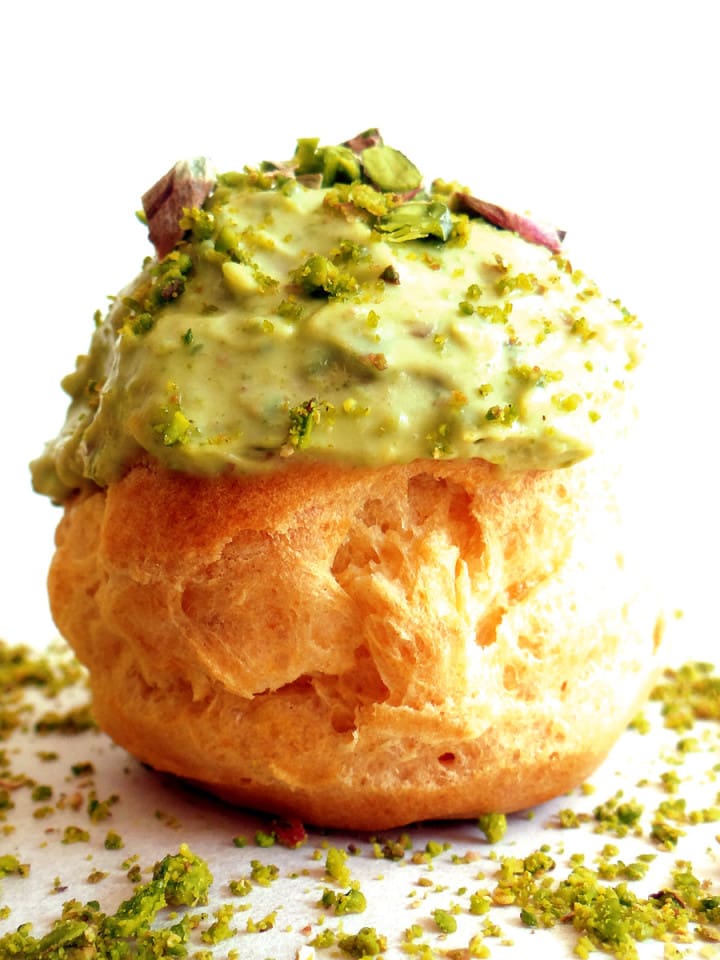 choux à la crème sur assiette blanche