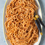 spaghetti aux tomates dans plat de service