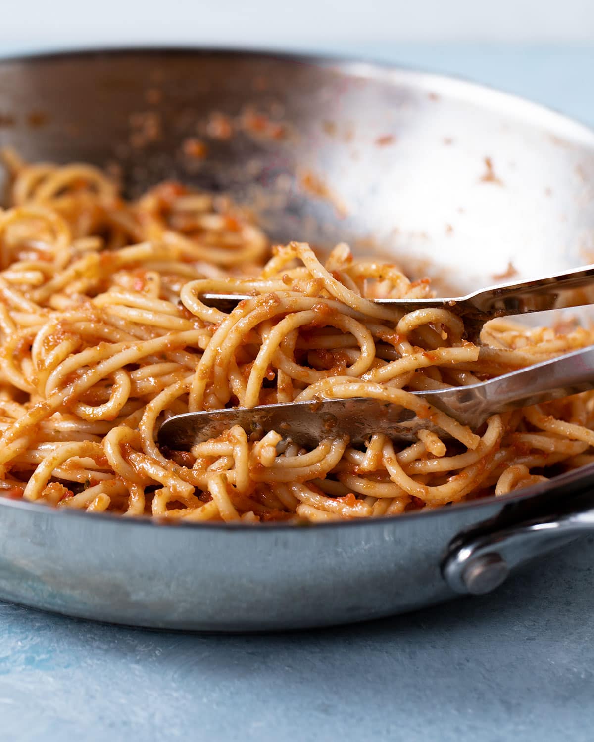 spaghetti aux tomates dans poêle