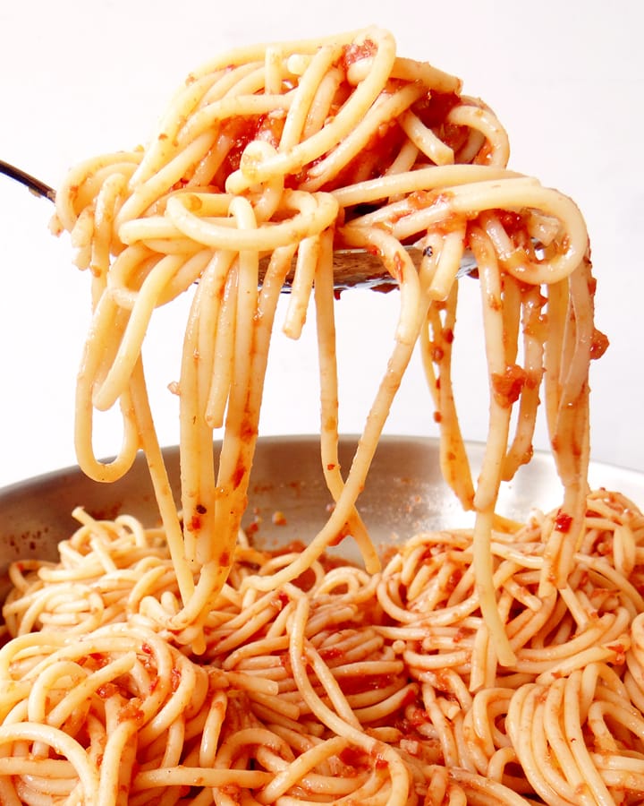 pepper spaghetti on spoon