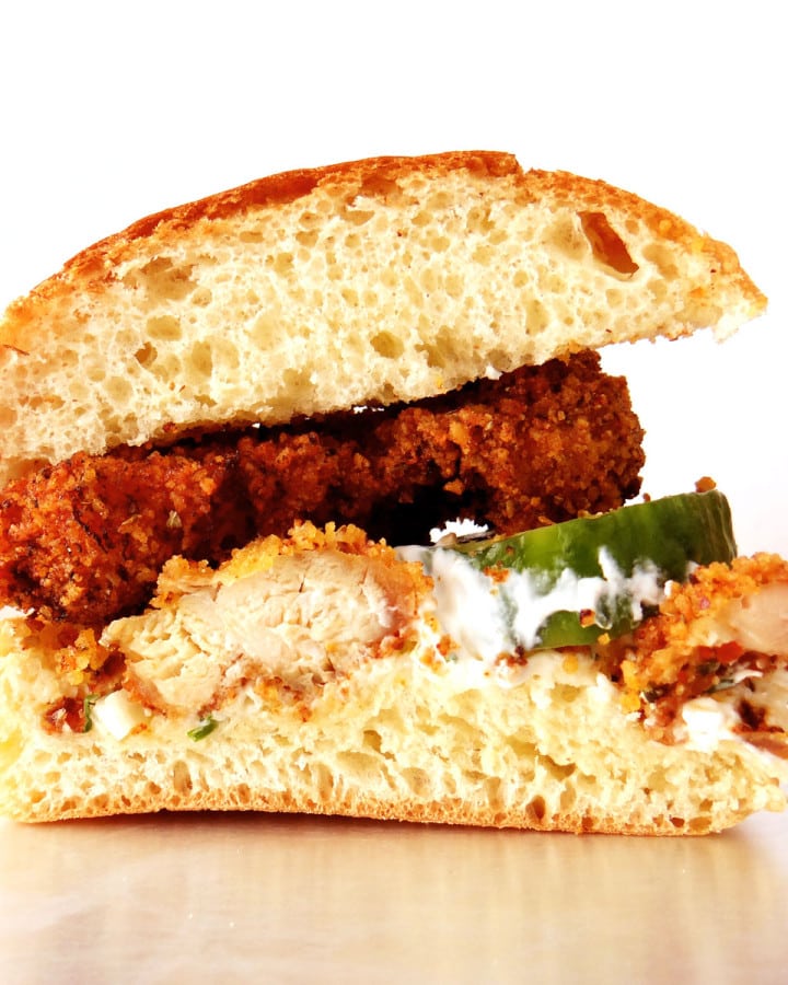 hamburger au poulet pané coupé en deux