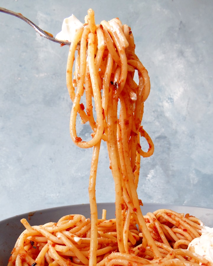 fourchette avec spaghetti aux légumes