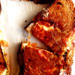 toast au fromage sur papier cuisson