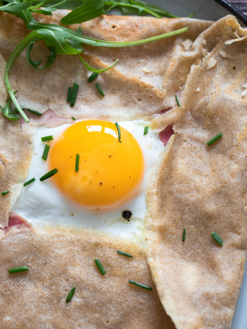 crêpe jambon fromage oeuf sur assiette