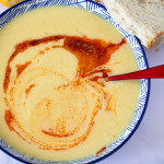 assiette de soupe de lentilles jaunes